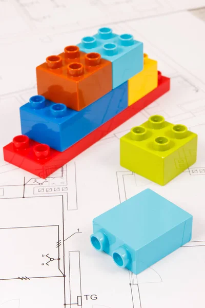 プラスチックカラフルなおもちゃのブロックや家の建設図 住宅の建築又は購入の概念 — ストック写真