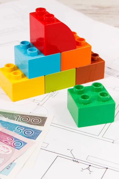 Renkli Plastik Oyuncak Blokları Paraların Cilalanması Çizimleri Alma Veya Kiralama — Stok fotoğraf