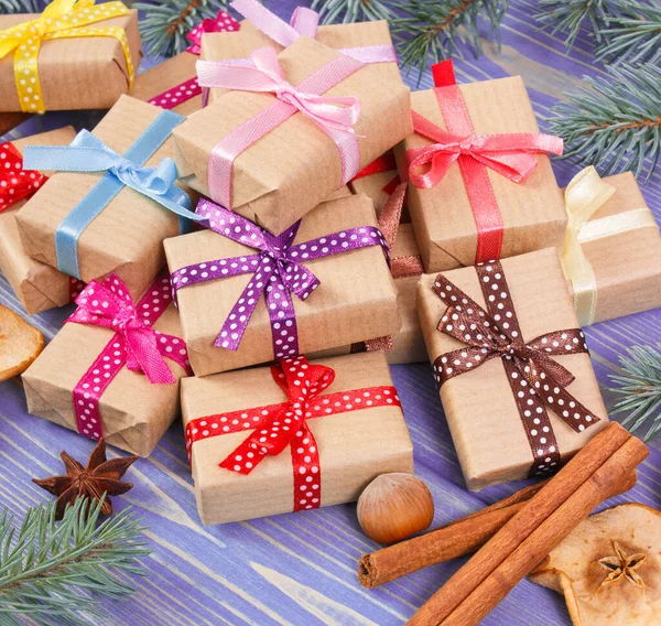 Δώρα Τυλιγμένα Πολύχρωμες Κορδέλες Για Χριστούγεννα Άλλη Γιορτή Μπαχαρικά Για — Φωτογραφία Αρχείου