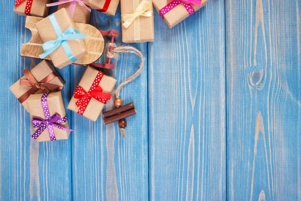 Houten Slee Ingepakte Geschenken Met Kleurrijke Linten Voor Kerstmis Andere — Stockfoto