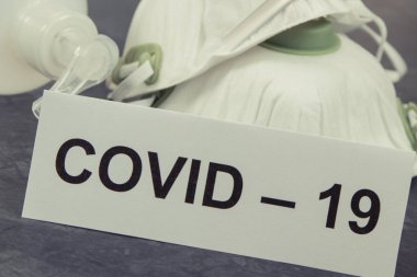 Alkol dezenfektanı ve koruyucu maske N95. Coronavirus covid-19 koruma önlemleri. Çin Coronavirüs salgını romanı. 2019-nCoV