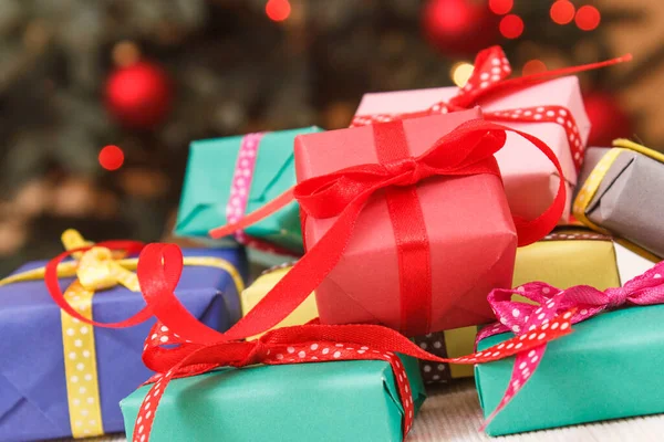 Πολύχρωμα Τυλιγμένα Δώρα Κορδέλες Για Χριστούγεννα Και Χριστουγεννιάτικο Δέντρο Φώτα — Φωτογραφία Αρχείου