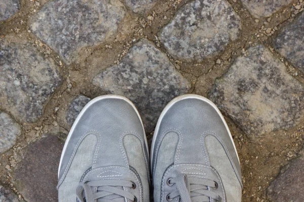 石子或石子制成的人行路上穿的舒适的灰色皮鞋 男式鞋袜 — 图库照片
