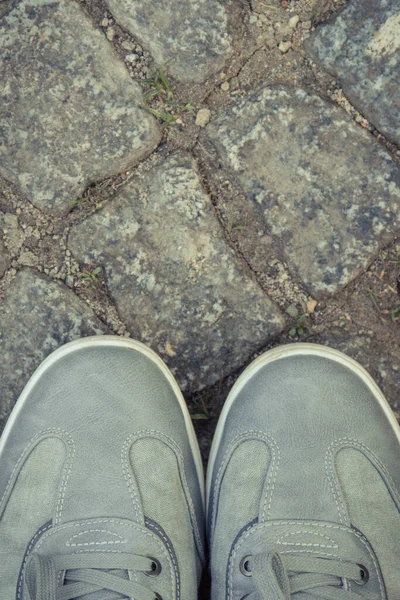 Bequeme Graue Lederschuhe Für Männer Auf Fußwegen Aus Steinen Oder — Stockfoto