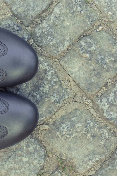 供道路上或人行道上的男人穿的舒适的浅褐色皮鞋 由石头或石头制成 案文或登记的位置 — 图库照片