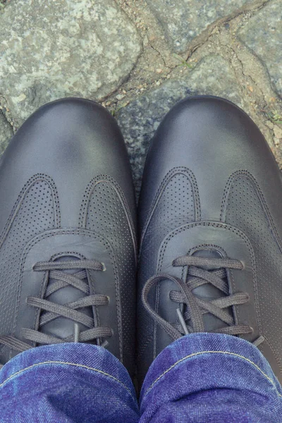 Comfortable Casual Brown Leather Shoes Men Road Footpath Made Rocks — Stock Photo, Image