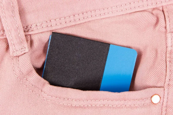 フロントパンツポケットにクレジットカード キャッシュレス決済の概念 — ストック写真