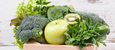 Doğal vitaminler veya mineraller içeren sağlıklı besinler olarak sebzeli taze yeşil meyveler. Vücut detoks kavramı