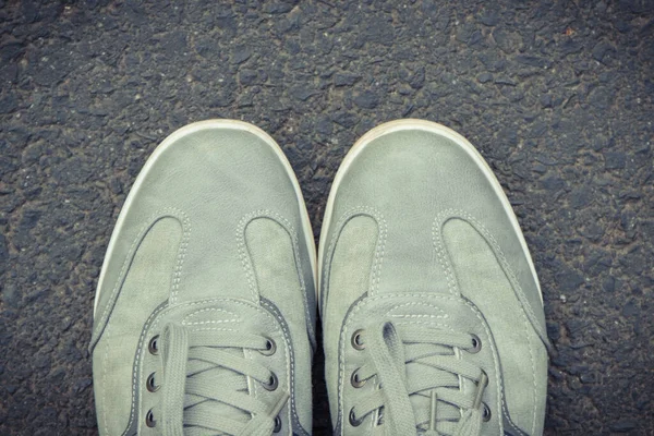 Bequeme Lässige Graue Lederschuhe Auf Asphaltstraße Oder Fußweg Männliche Schuhe — Stockfoto