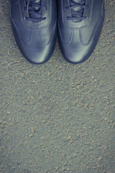 Удобная Повседневная Синяя Кожаная Обувь Мужчин Асфальтовой Дороге Пешеходной Дорожке — стоковое фото