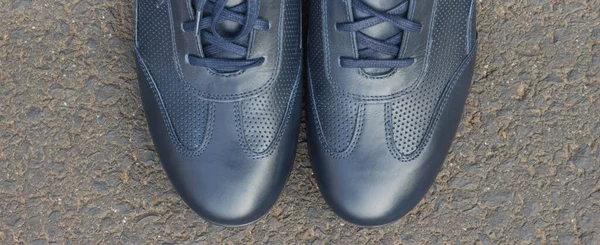 舒适舒适的海军蓝色皮鞋在沥青路面或人行道上 男式鞋袜 — 图库照片