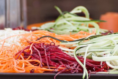 Tabaklara ilave olarak taze sebzeler. Doğal mineraller ve vitaminler içeren sağlıklı beslenme