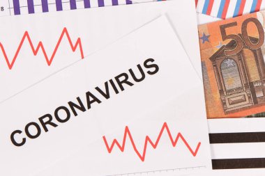 Coronavirüs 'ün neden olduğu mali krizi temsil eden aşağı yönlü grafiklerle Avro para birimleri. Covid-19. Sars-CoV-2. 2019-nCoV