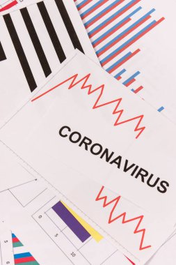 Virüsün yol açtığı küresel ekonomik kriz riski olarak yazılan koronavirüs ve azalan grafikler. Covid 19