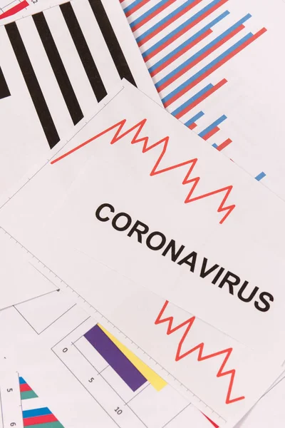 登记冠脉病毒和不断下降的图表作为全球金融危机的风险 由病毒引起 Covid — 图库照片