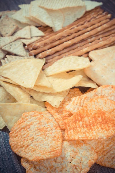 Foto Vintage Montón Patatas Fritas Saladas Con Pimientos Galletas Tablero — Foto de Stock