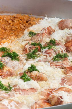 Lahana turşulu sığır eti ya da domuz eti. Kalorik gıda konsepti