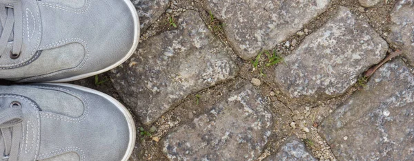 Cómodos Zapatos Cuero Gris Para Hombres Sendero Hecho Rocas Piedras —  Fotos de Stock