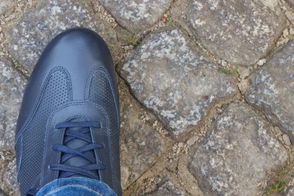 舒适的海军蓝色皮鞋 供走在岩石或石头制成的人行道上的人穿 文本或登记的复制空间 — 图库照片