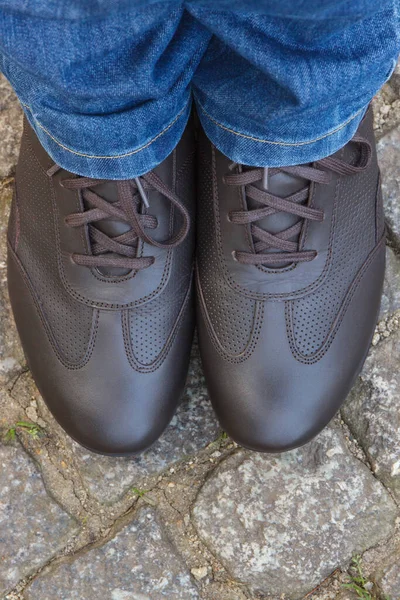 Sapatos Couro Marrom Confortável Para Homens Caminho Feito Pedras Pedras — Fotografia de Stock