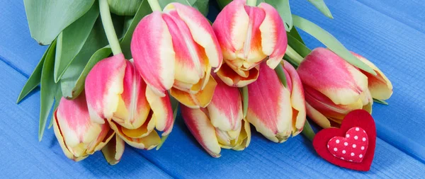 Ramo Tulipanes Frescos Sobre Tablas Azules Sorpresa Para Cumpleaños San — Foto de Stock