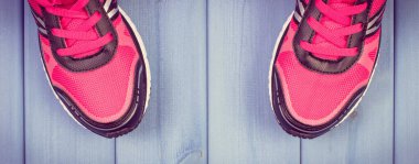 Spor ayakkabıları, koşmak ya da formda kalmak için kullanılır. Sağlıklı spor yaşam tarzları