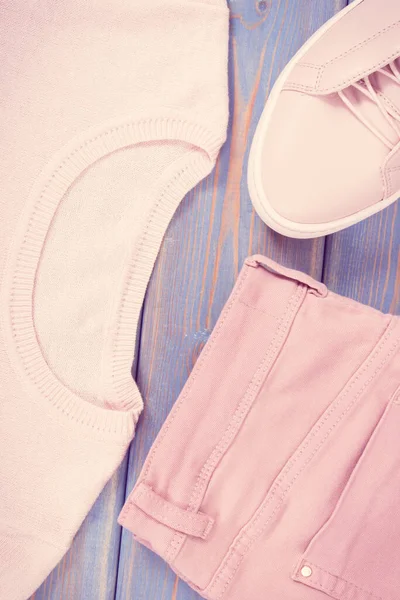 Ročník Fotografie Růžová Kůže Boty Svetr Kalhoty Pro Ženy Ležící — Stock fotografie