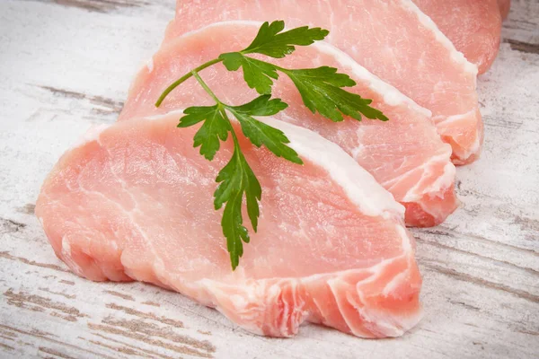 煮午饭或晚餐用的生猪肉牛排 配以欧芹蛋白质 — 图库照片
