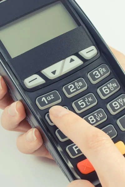 Mano Mujer Usando Terminal Pago Introduzca Número Identificación Personal — Foto de Stock