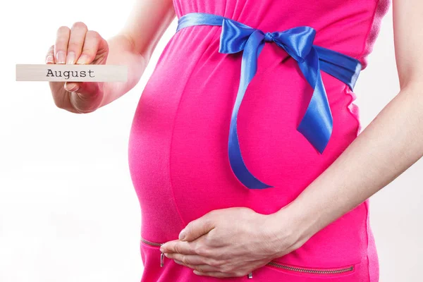 Kobieta Ciąży Różowej Sukience Niebieską Wstążką Napisem Sierpień Drewnianej Kostce — Zdjęcie stockowe