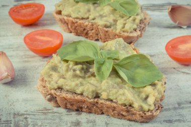 Avokado ezmeli taze sandviçler. Kaynak omega asitler, ulusal vitaminler ve mineraller olarak sağlıklı besinler