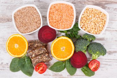 B9 vitamini içeren besleyici ürünler, doğal mineral ve folik asit kaynakları, sağlıklı beslenme konsepti