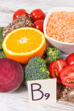 B9 vitamini, beslenme lifleri, doğal mineraller ve folik asit içeren besin maddeleri, sağlıklı beslenme konsepti