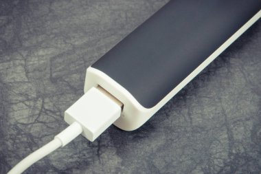 Boş akıllı telefon, cep telefonu veya diğer aygıtları şarj etmek için kullanılan dış siyah güç bankası