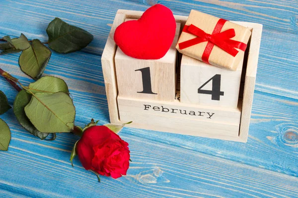 Φεβρουαρίου Κύβο Ημερολόγιο Τυλιγμένο Δώρο Κορδέλα Κόκκινη Καρδιά Και Τριαντάφυλλο — Φωτογραφία Αρχείου