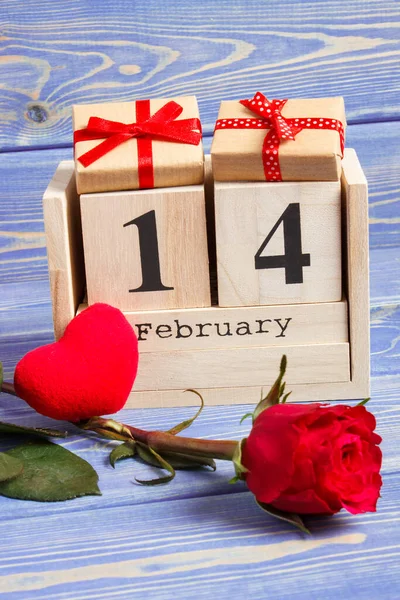 二月十四日在立方体日历上 用缎带 红心和玫瑰花包裹礼物 情人节的装饰 — 图库照片