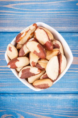 Doğal mineraller, vitamin ve sağlıklı beslenme konsepti olarak cam tabakta bir yığın Brezilya fıstığı.