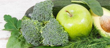 Doğal yeşil bileşenler veya kaynak vitamin ve mineral olarak ürünler, sağlıklı beslenme kavramı