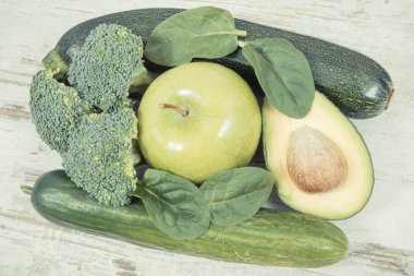 Klasik fotoğraf, kaynak vitamin ve mineral olarak doğal yeşil meyve ve sebze, sağlıklı beslenme kavramı.