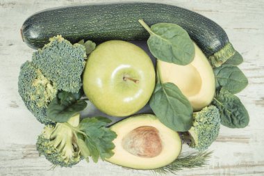 Klasik fotoğraf, doğal yeşil malzemeler veya kaynak vitamin ve mineral gibi ürünler, sağlıklı beslenme konsepti