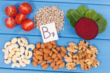 B7 vitamini, beslenme lifleri ve doğal mineraller içeren besleyici farklı bileşenler, sağlıklı beslenme konsepti