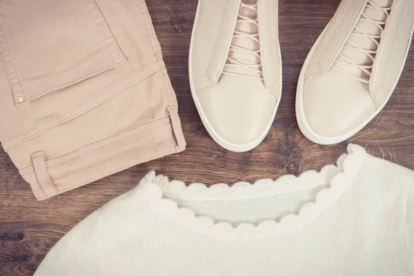 Foto Vintage Zapatos Cuero Rosa Para Mujer Pantalones Algodón Suéter —  Fotos de Stock