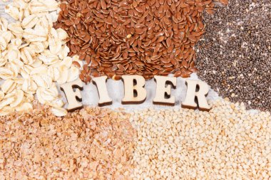 Kaynak vitaminler, beslenme lifleri ve doğal mineraller, sağlıklı yaşam tarzı ve beslenme konsepti olarak ürünler ve malzemeler