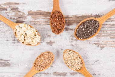 Doğal vitaminler, mineraller ve beslenme lifleri içeren bileşenler, sağlıklı yaşam tarzı, gıda ve beslenme kavramı