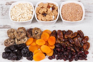 Kaynak vitaminler, beslenme lifleri ve doğal mineraller, sağlıklı yaşam tarzı ve beslenme kavramı olarak bileşenler