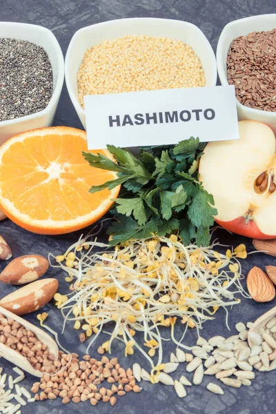 Iscrizione Hashimoto Con Prodotti Naturali Nutrienti Ingredienti Contenenti Vitamine Una — Foto Stock