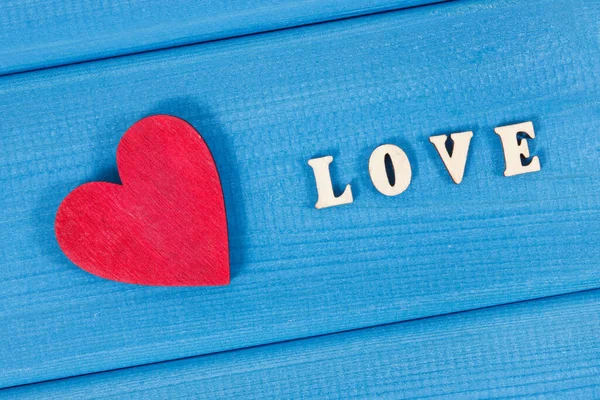 Czerwone Drewniane Serce Słowem Miłość Jako Niespodzianka Walentynki Urodziny Lub — Zdjęcie stockowe
