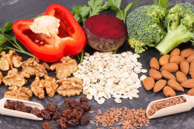 Hipertansiyon, sağlıklı yaşam tarzları ve beslenme konsepti için doğal gıda önerilir.