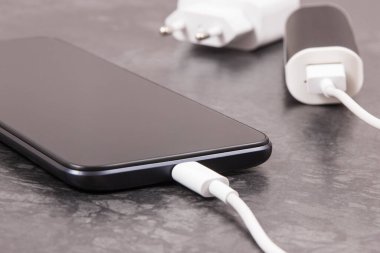 Dış siyah enerji bankası boş akıllı telefon veya cep telefonunu şarj ediyor