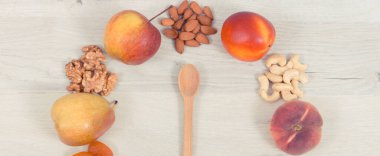 Doğal mineraller, vitaminler ve beslenme lifleri içeren taze olgun meyveler, sağlıklı yaşam tarzı ve besin konsepti